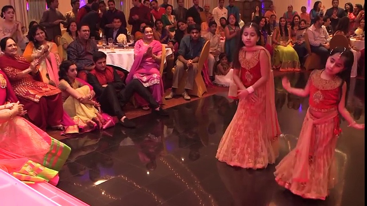 Girls amazing dance performances at Mehndi Fucntion