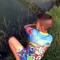 Un gamin pêche avec un jouet et attrape un beau poisson