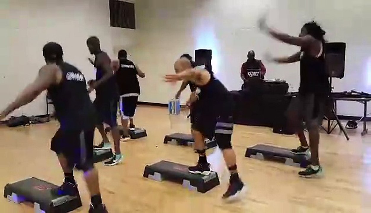 Quand les hommes se mettent au  step ça donne ça... Dingue