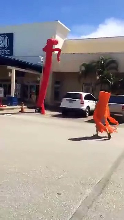 Belle imitation d'un pantin gonflable... Hilarant