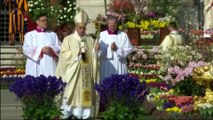 Pope leads Easter Sunday mass at Vatican