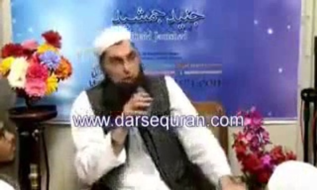 reason why junaid jamshed gets beaten at airport ?
