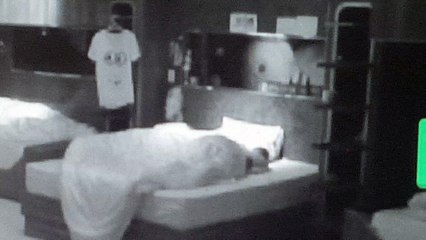 "מלח הארץ"(על עומרי) עם ה-"כלה לעתיד"...קצת אלכוהול ואין מצלמות...