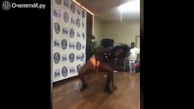 Горячая девчонка на танцполе,горячее некуда!