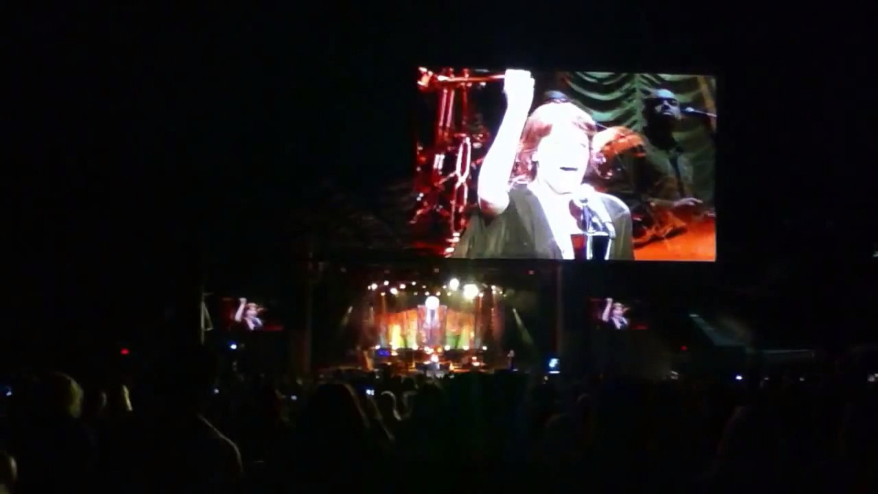 "Shake It Out" - Florence and the Machine LIVE