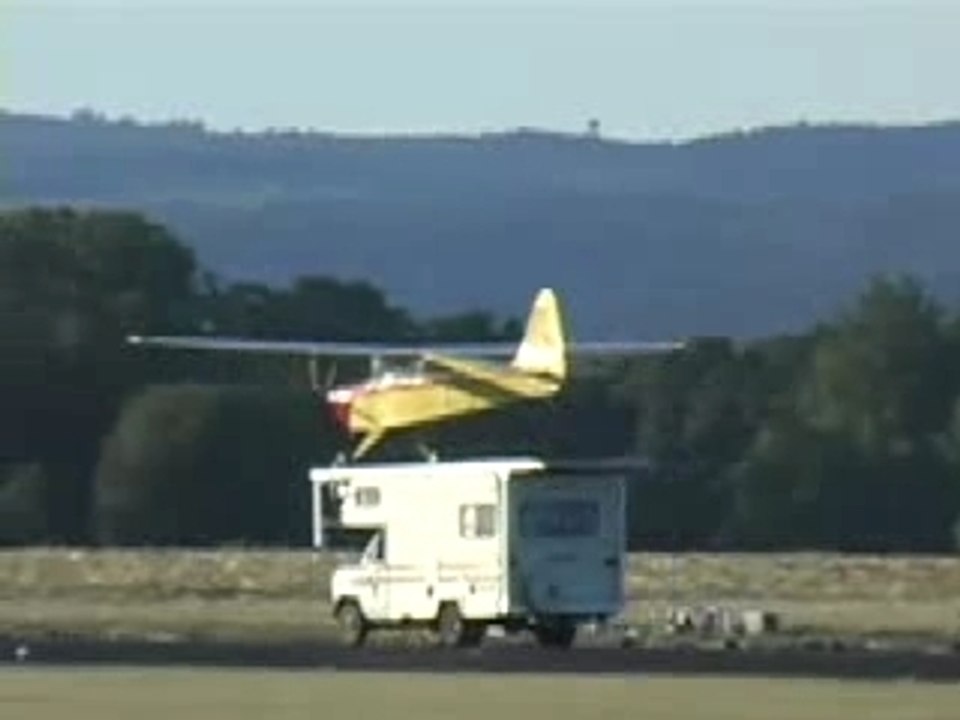 Atterrissage d'un avion sur un camping car
