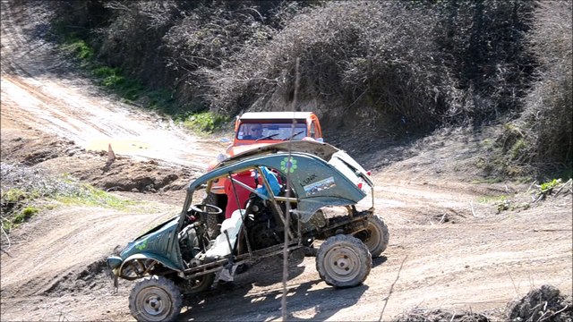 Les 2CV s'invitent aux Combes Grondées