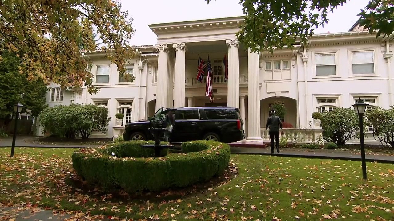 Alicia Fox and Paige check in to a haunted bed and breakfast: Total Divas Bonus Clip: March 22, 201