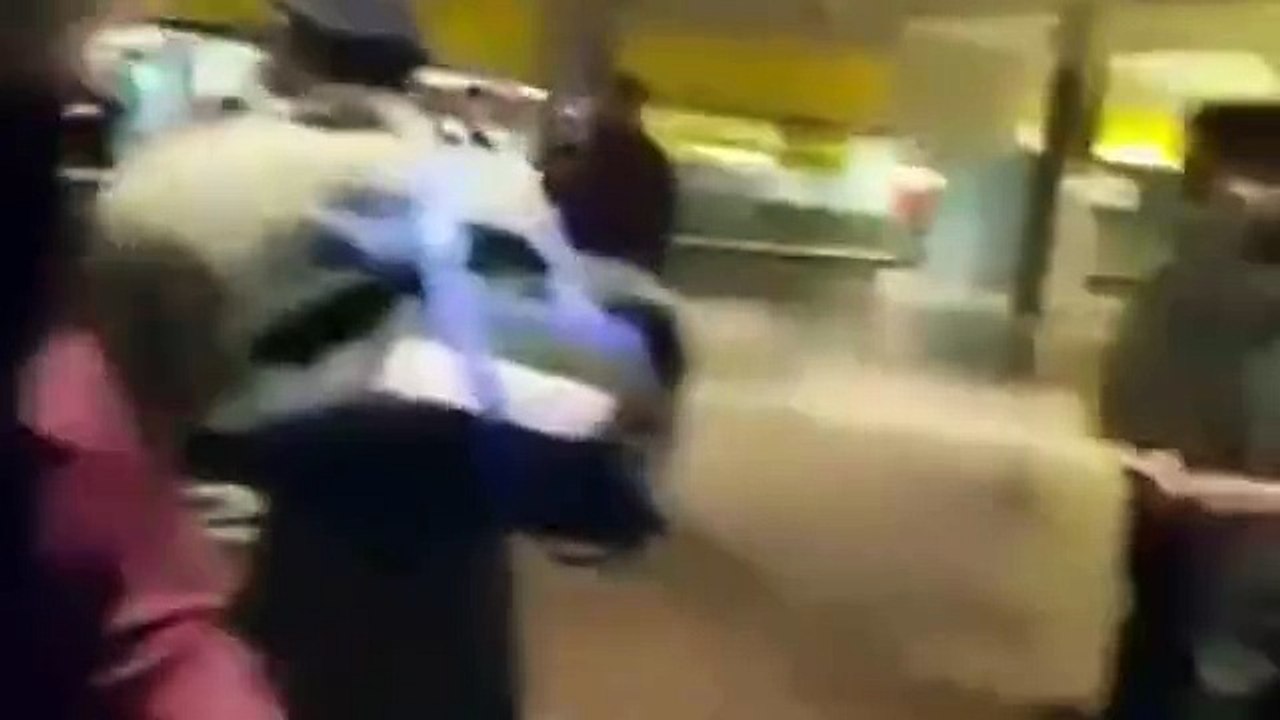 ملعون جمشید کو اسلام آباد ائیرپورٹ پر کتے کی طرح کیسا ذلیل کیا گیا۔۔۔۔ واہ