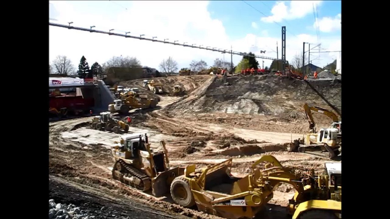 La pose de deux ponts-rails SNCF près du stade Bollaert-Delelis de Lens