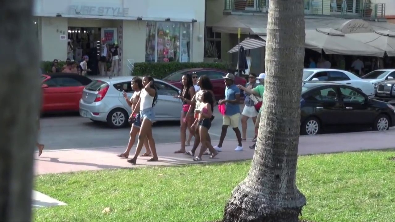 Des filles en bikinis se font piéger par une fausse araignée !