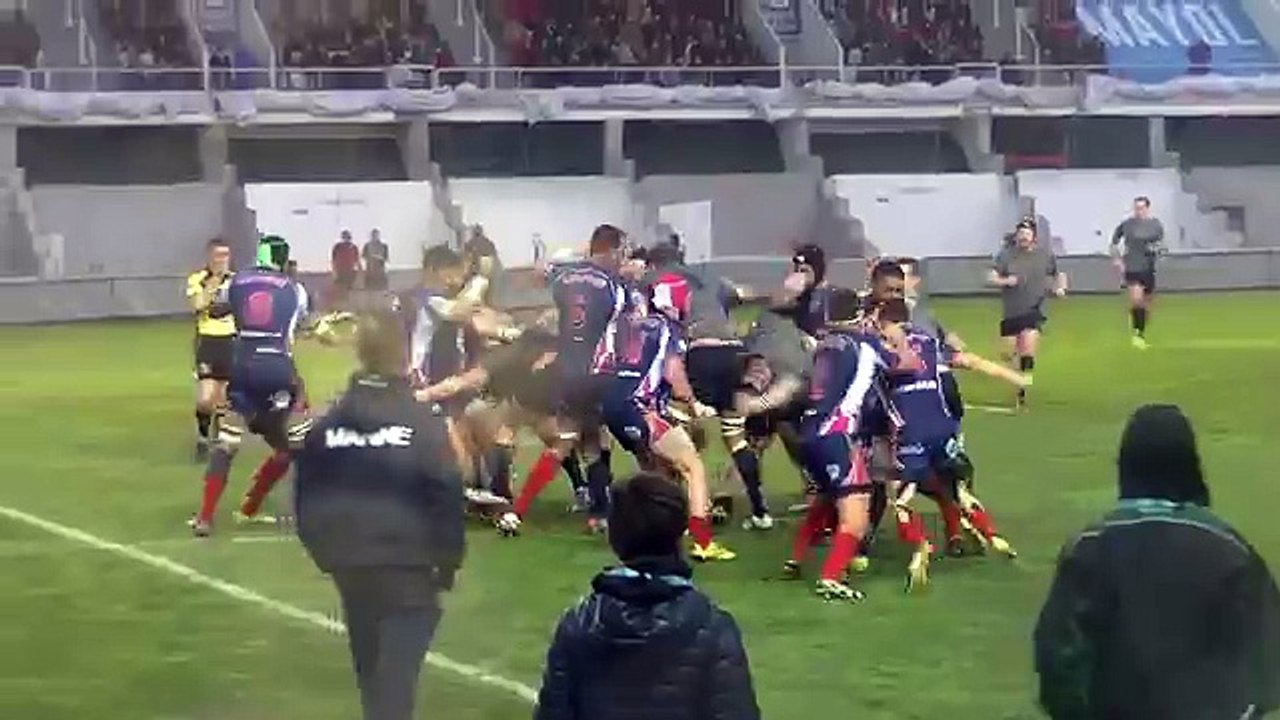 Une bagarre générale pendant un match de rugby entre la Marine Nationale et la Royal Navy