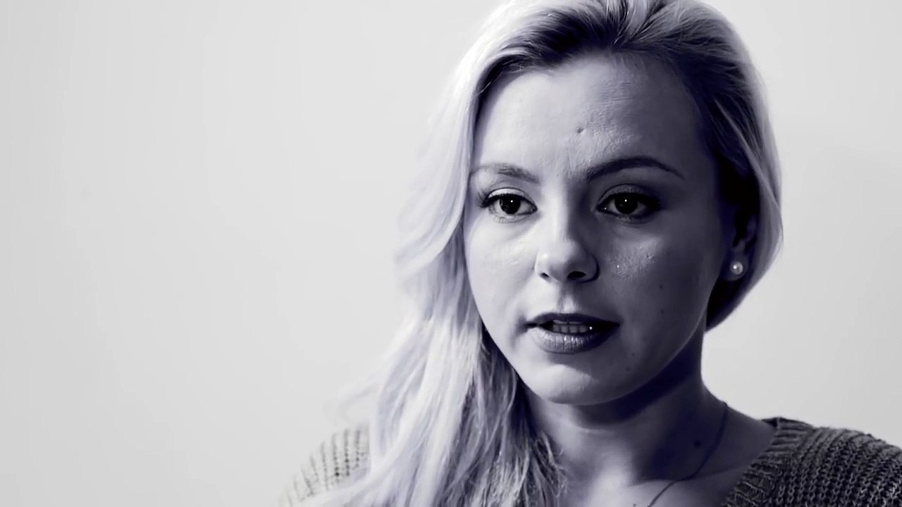 une ancienne star (X) donne un conseil aux jeunes filles