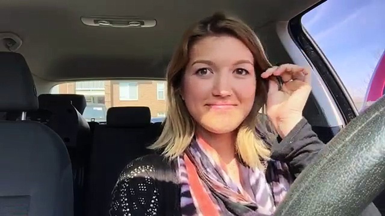 Une chanteuse entend sa chanson à la radio