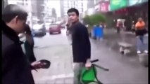 Il embrasse un policier chinois mais il n'apprécie pas le geste