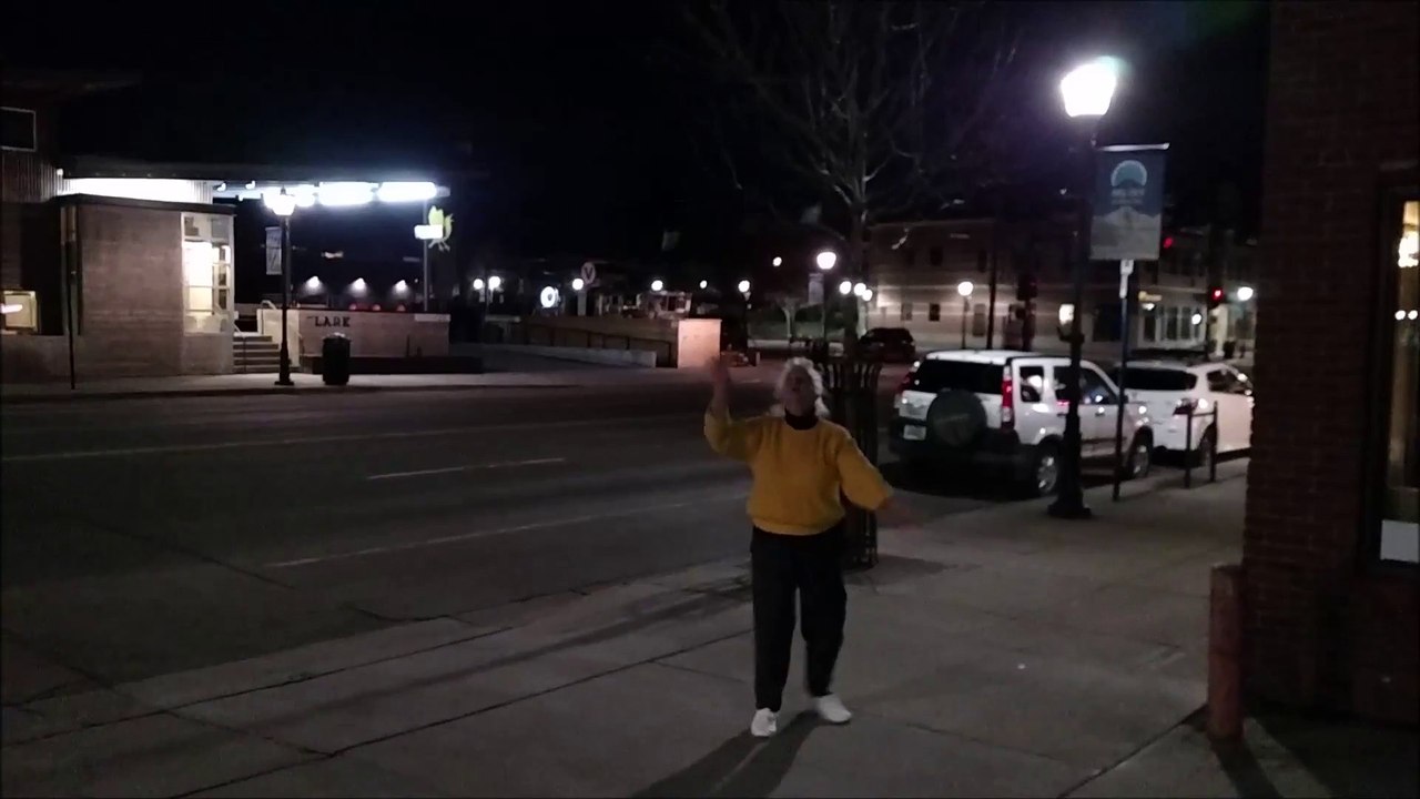 Quand tu croises une mamie qui fait la majorette en pleine nuit dans la rue... Classe!!