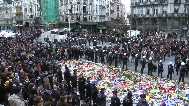 Bruxelles: la police anti-émeute disperse des hooligans