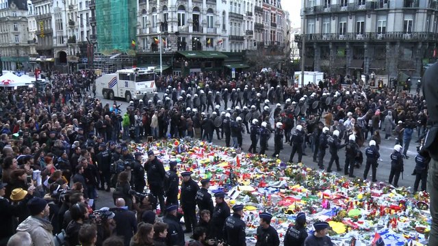 La police anti-émeute disperse des hooligans place de la Bourse