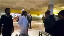 بی بی عائشہ کی شان میں گستاخی کی ہے تو نے..اسلام آباد ائیرپورٹ پر جنید جمشید پر تشدد،ویڈیو دیکھیں