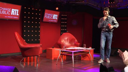 L'arrivée de Jean Reno dans le Grand Studio pour l'émission Échange Public