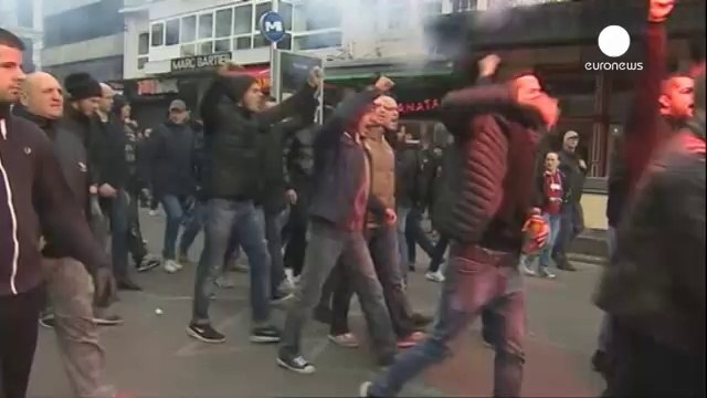 Полиция Брюсселя задержала десять футбольных фанатов и националистов во время митинга в центре города.