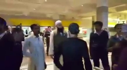 Junaid Jamshed assaulted by crowd at Airport