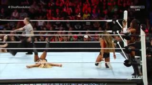 WWE RAW, 27/07/15: Team Bella Twins Vs P.C.B (Paige,Charlotte, Becky), Español - Latino