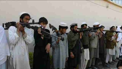 Un grupo de 53 talibanes y exmilitantes del EI se rinden en Afganistán