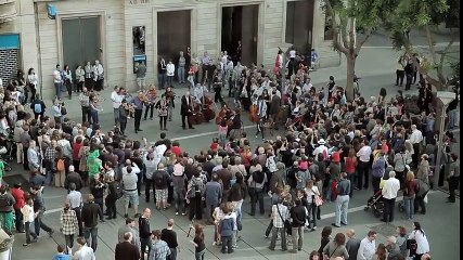 少女がお金を恵んだらオーケストラの大演奏のサプライズ