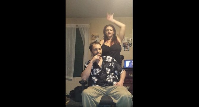 Sa copine lui offre la pire danse sexy