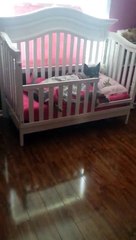 Sa fille est en train de faire la sieste mais le silence présent dans la maison l’inquiète sérieusement...