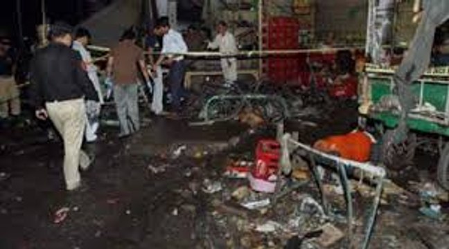 ****Raw Footage****Video Footage Lahore Bomb Blast on Gulshan park CCTV