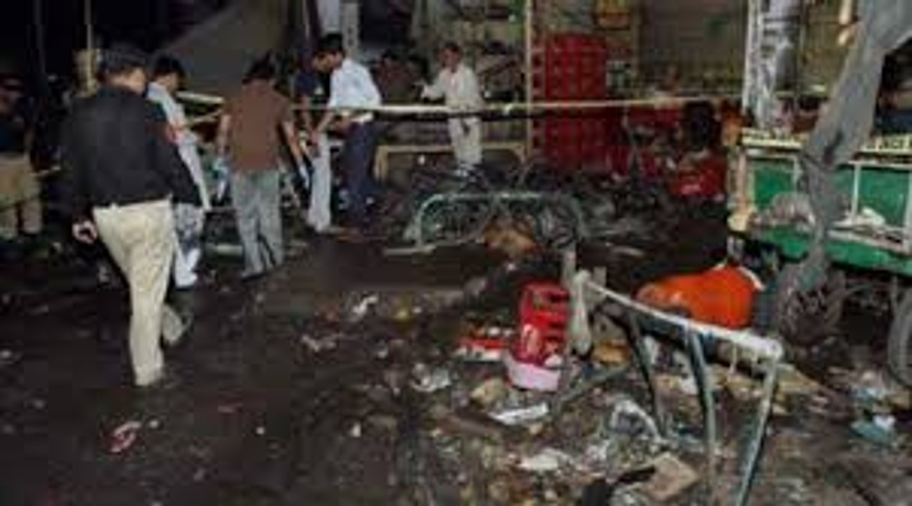 ****Raw Footage****Video Footage Lahore Bomb Blast on Gulshan park CCTV