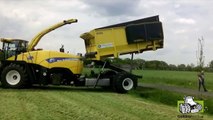 Grasdrogerij Ruinerwold grashakselen met New Holland FR9050 met op maat gebouwde bunker Tr