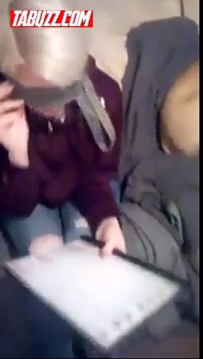 Sa copine le trompe et il se venge avec un cadeau très spécial