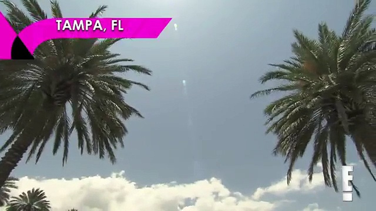 Total Divas Season 1, Episode 7 clip: Nikki Bella stretches with John Cena