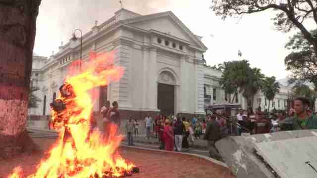 Chavistas y opositores queman a sus Judas en las calles de Caracas