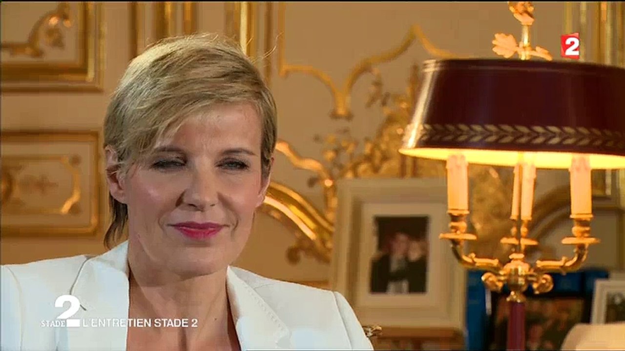 Manuel Valls refuse de commenter la polémique Benzema mais rappelle que les joueurs doivent être "exemplaires" - Regarde