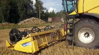Harvesting with New Holland CX 8080