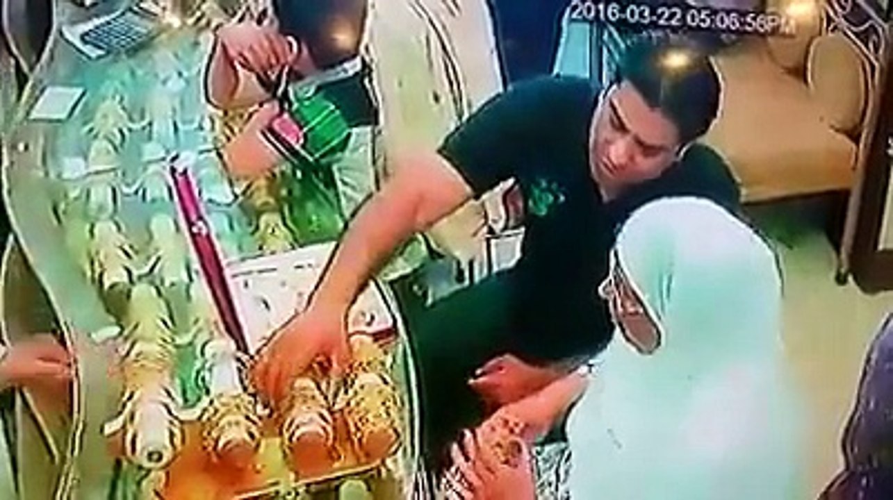 Puraa Chourr Family at gold shop