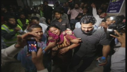 Aumentan a 72 los muertos en el atentado suicida del parque de Pakistán