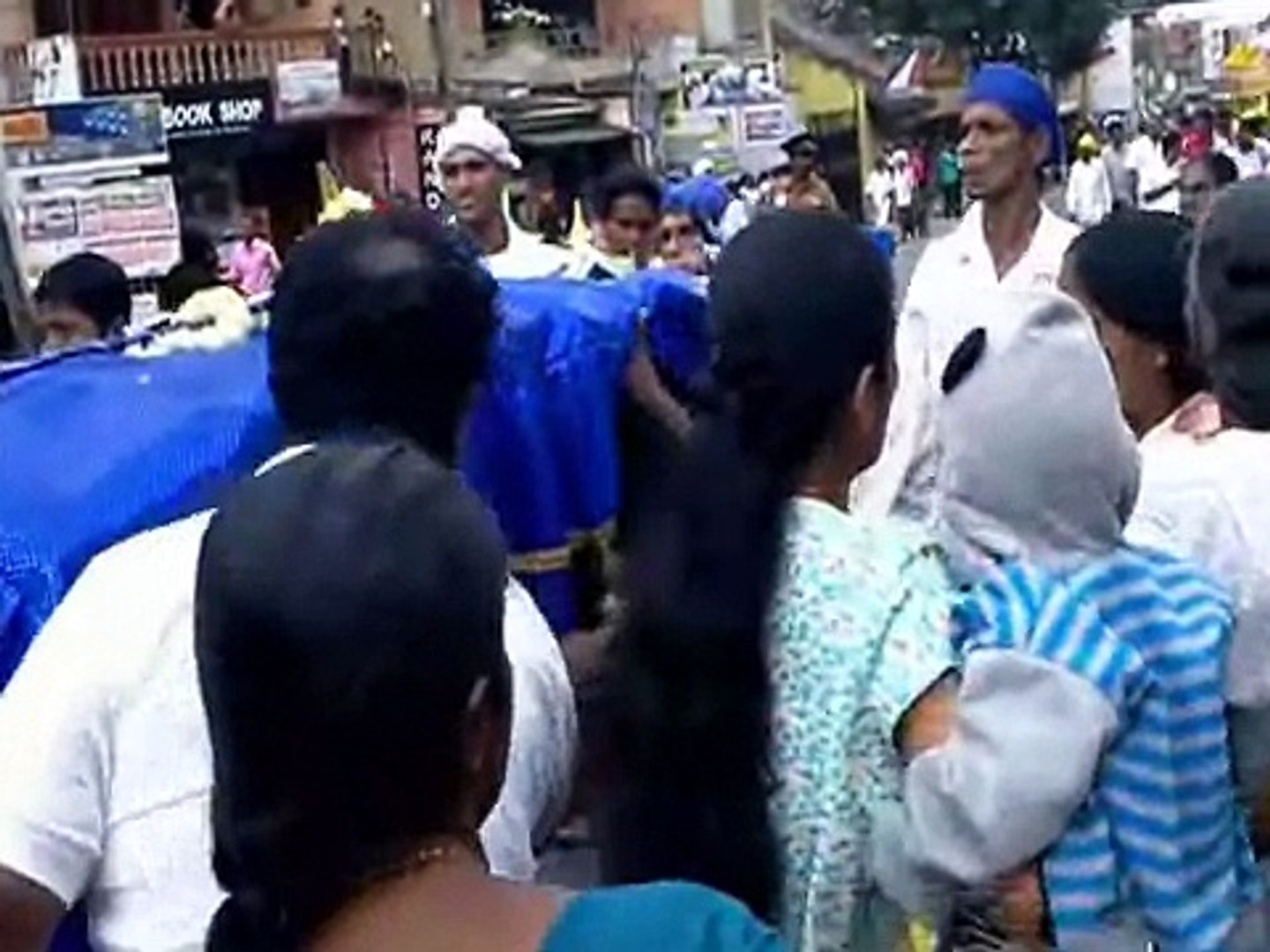 kandy procession in sri lanka by srilankahillcountrytours.com