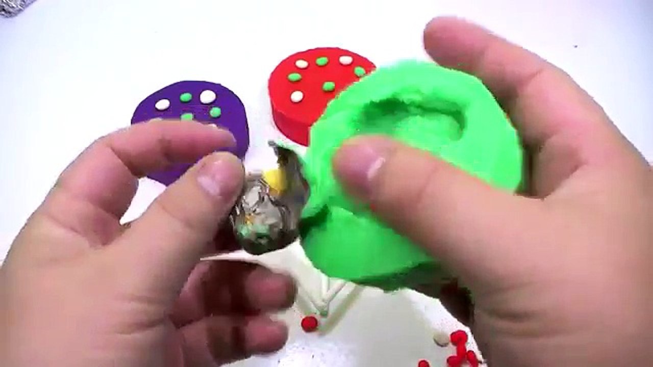 PLAY DOH KINDER CAKE!! Kinder surprise eggs inside out peppa pig español toys