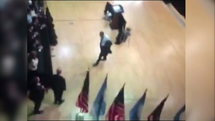 Polémico gesto de Obama: se quita anillo para saludar a argentinos