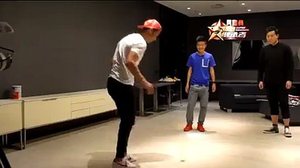 Mira como le da Cristano Ronaldo a una pelota de tennis
