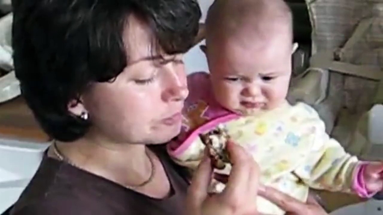 Un bébé affamé essaie de voler le repas de maman