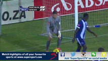 Un gardien de foot provoque ses adversaires en plongeant - Maritzburg United vs Golden Arrows