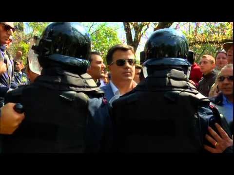 Tirane - Tension tek parku i Liqenit, deputetët e PD udhëheqin protestën, përplasen me policinë