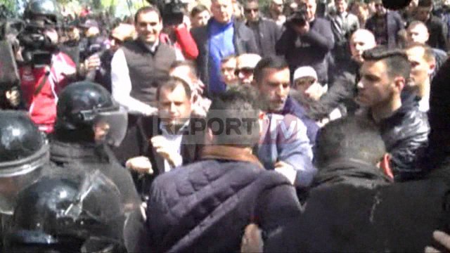 Report TV - Përplasja me policinë, Deputeti i PD-së Flamur Noka te protesta te liqeni