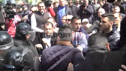 Report TV - Përplasja me policinë, Deputeti i PD-së Flamur Noka te protesta te liqeni
